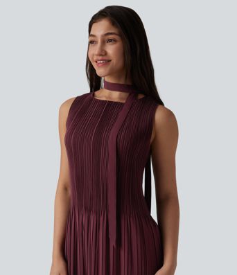 Robe de travail mi-longue plissée, sans manches, à l'encolure bateau et ceinturée