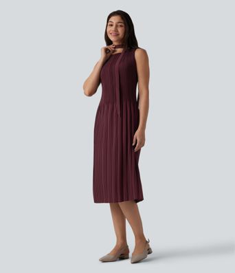 Robe de travail mi-longue plissée, sans manches, à l'encolure bateau et ceinturée