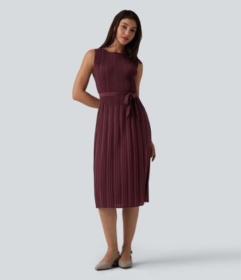 Robe de travail mi-longue plissée, sans manches, à l'encolure bateau et ceinturée