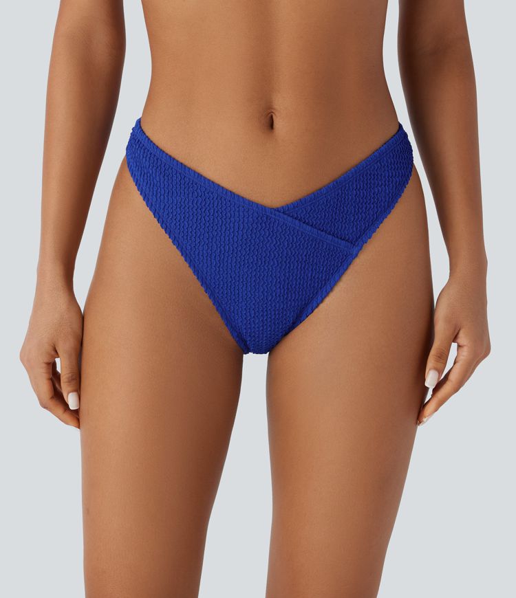  Strukturiertes Bikini-Höschen mit niedrigem Bund und Crossover-Design