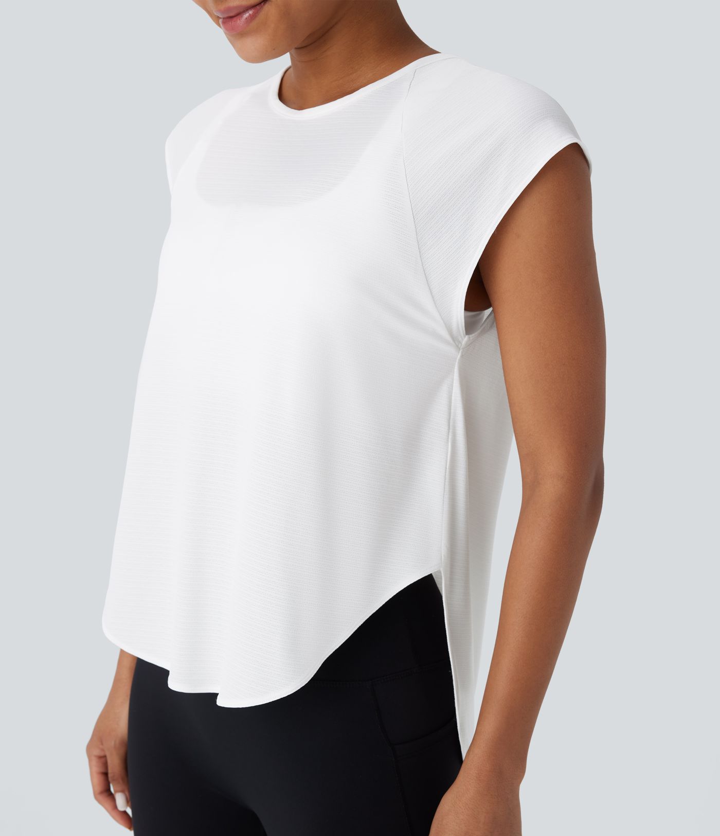 Yoga-Sport-Top mir Rundhalsausschnitt, Flügelärmel, Bindeband, Schlitz und abgerundetem Saum