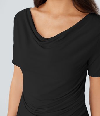 Gerafftes Arbeits-Top mit Wasserfallausschnitt, kurzen Ärmeln und asymmetrischem Saum