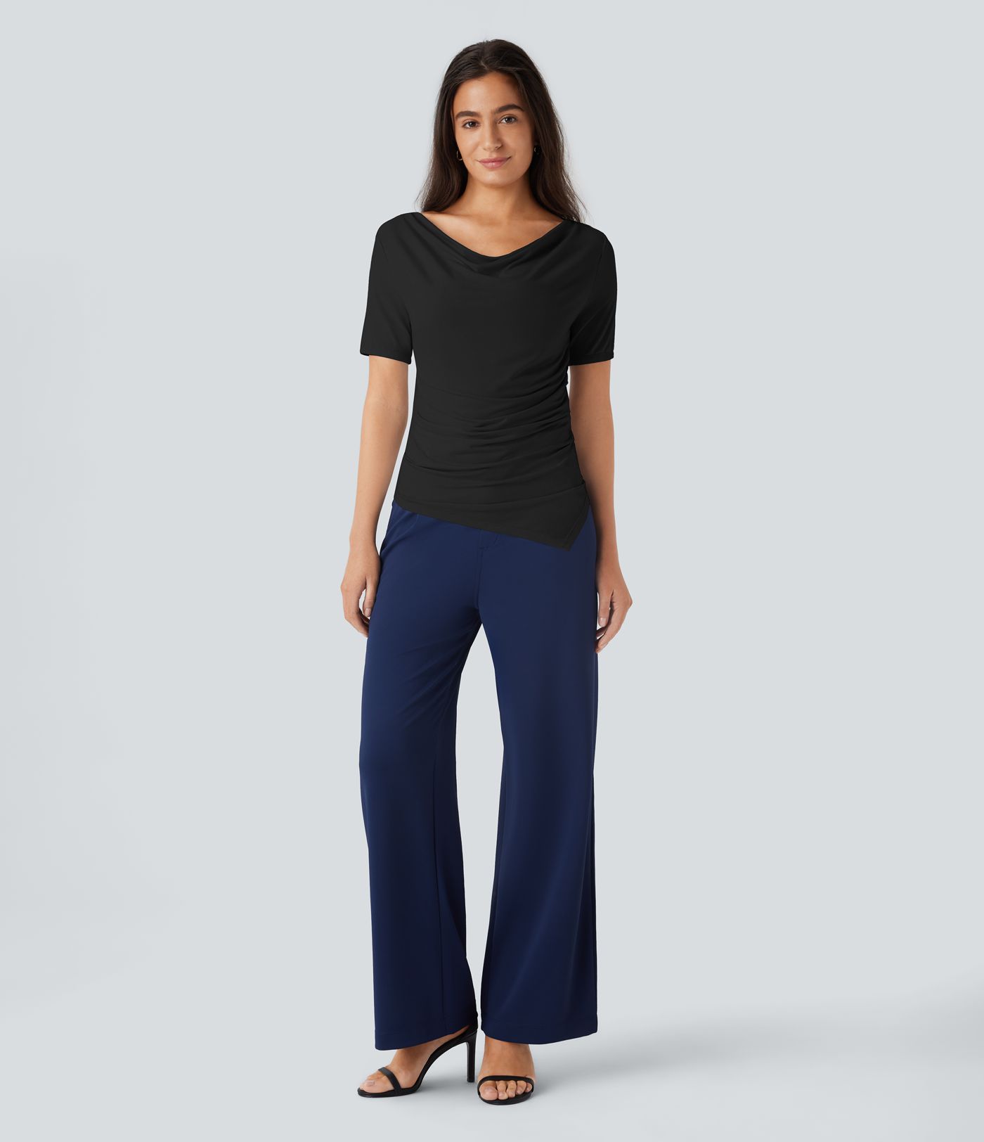 Gerafftes Arbeits-Top mit Wasserfallausschnitt, kurzen Ärmeln und asymmetrischem Saum