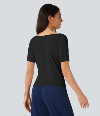 Gerafftes Arbeits-Top mit Wasserfallausschnitt, kurzen Ärmeln und asymmetrischem Saum