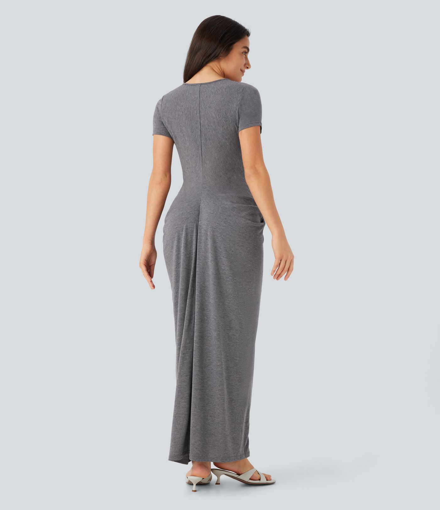 V formos iškirptės trumparankovė suknelė su rauktelėjimais, ilga atsitiktinė