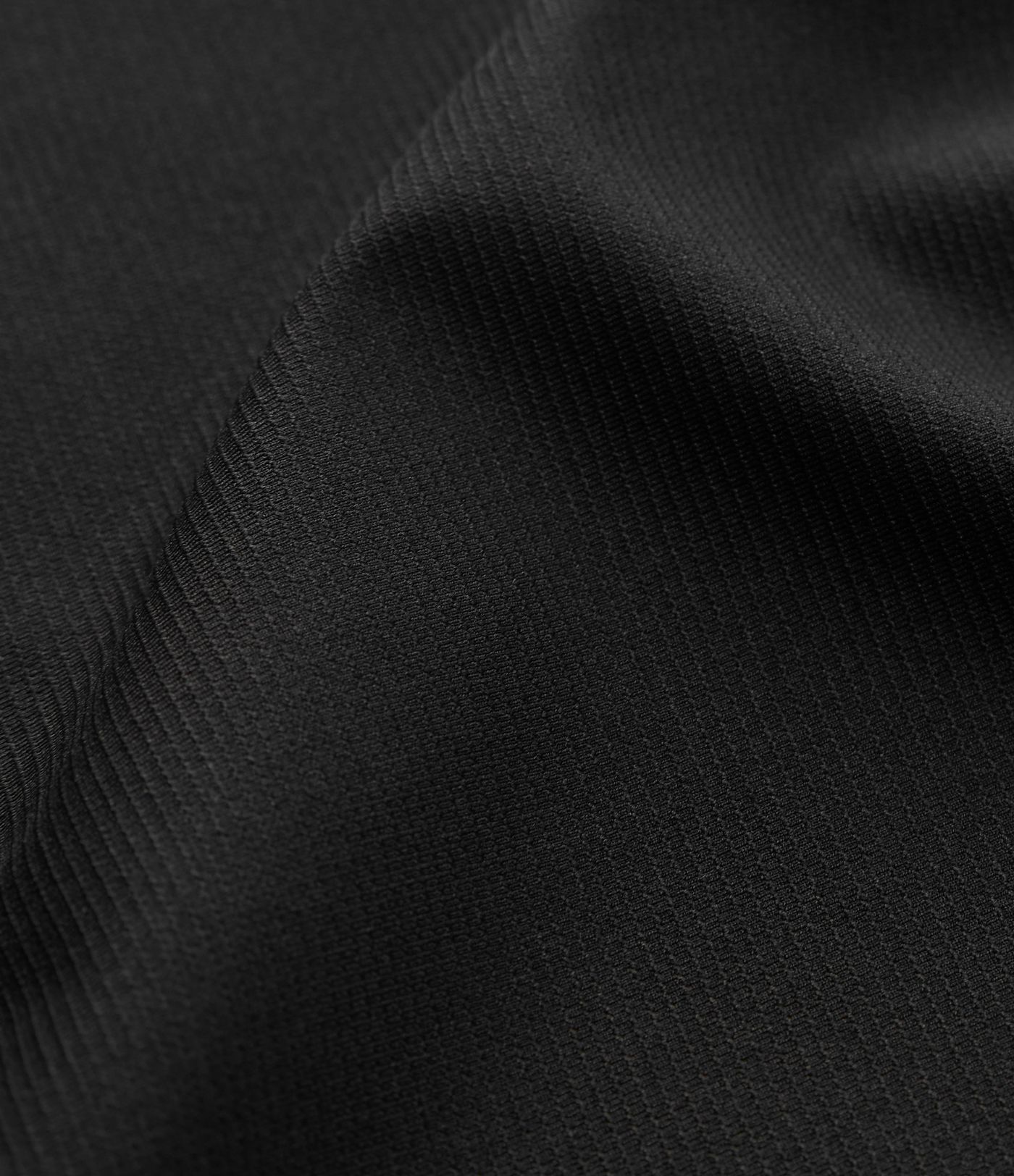 Top deportivo de golf ligero de manga corta con cuello tipo polo y detalle en la parte delantera.