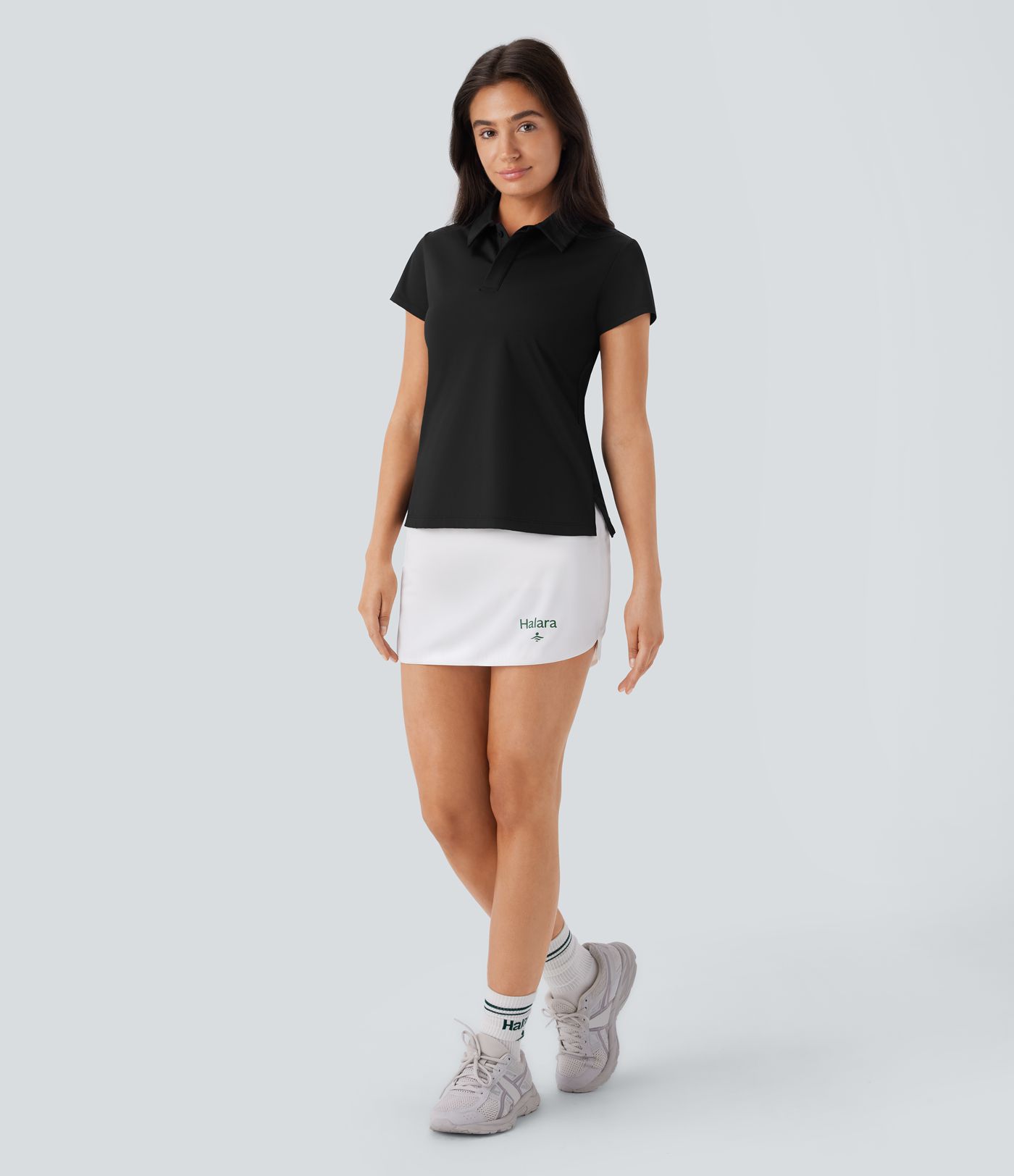 Top deportivo de golf ligero de manga corta con cuello tipo polo y detalle en la parte delantera.