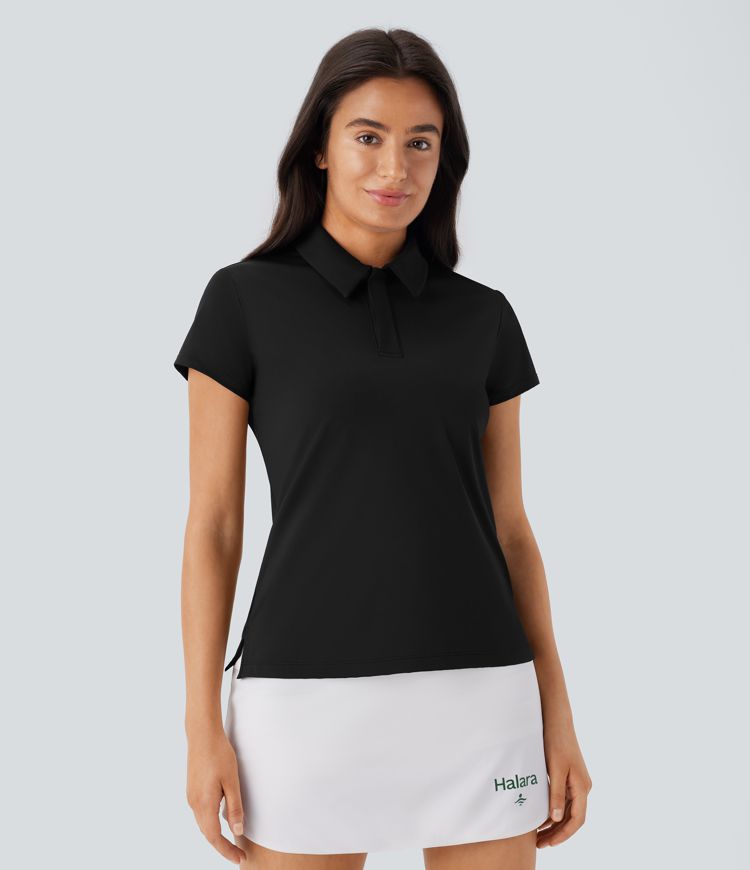 Top deportivo de golf ligero de manga corta con cuello tipo polo y detalle en la parte delantera.
