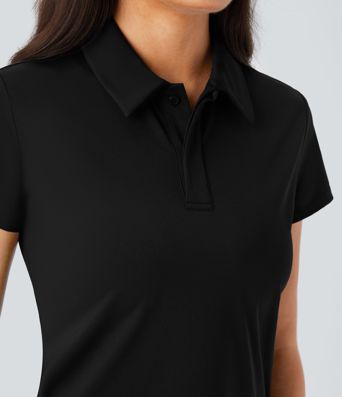 Top deportivo de golf ligero de manga corta con cuello tipo polo y detalle en la parte delantera.