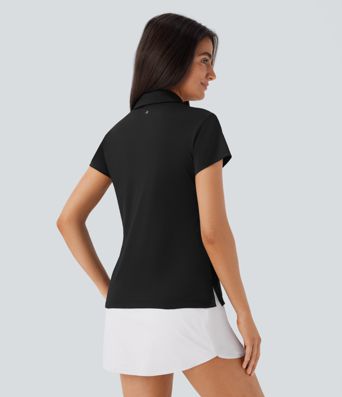 Top deportivo de golf ligero de manga corta con cuello tipo polo y detalle en la parte delantera.