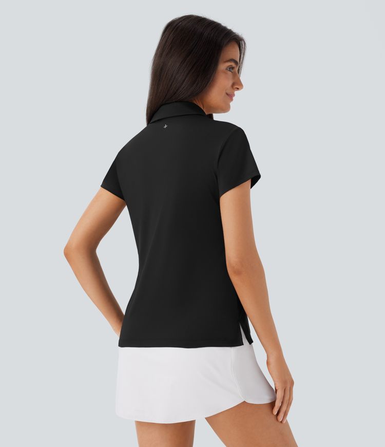 Top deportivo de golf ligero de manga corta con cuello tipo polo y detalle en la parte delantera.