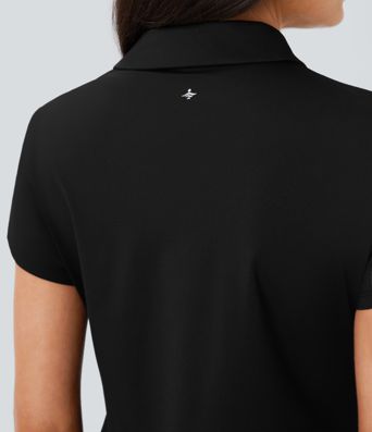 Top deportivo de golf ligero de manga corta con cuello tipo polo y detalle en la parte delantera.