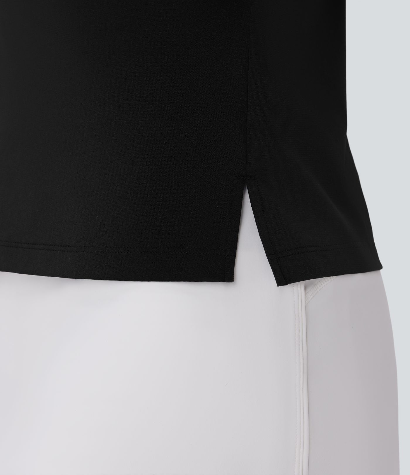 Top deportivo de golf ligero de manga corta con cuello tipo polo y detalle en la parte delantera.