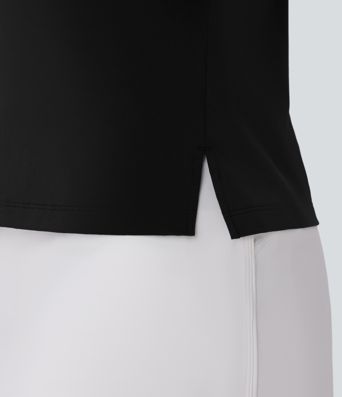 Top deportivo de golf ligero de manga corta con cuello tipo polo y detalle en la parte delantera.