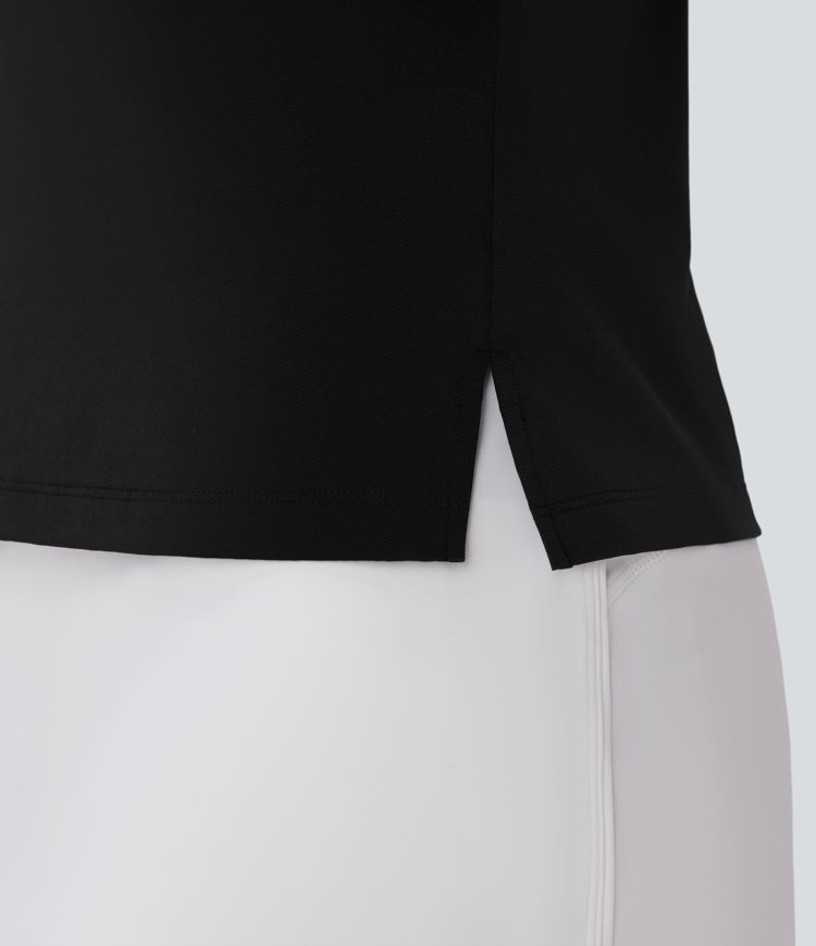 Top deportivo de golf ligero de manga corta con cuello tipo polo y detalle en la parte delantera.