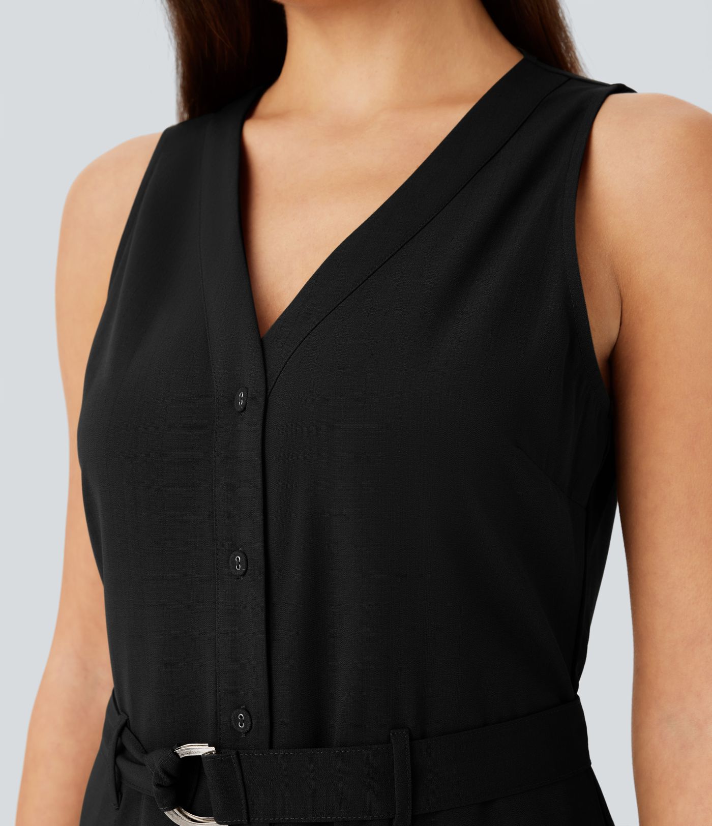 Lässiger, ärmelloser Jumpsuit mit V-Ausschnitt, Knopfleiste, Gürtel und Seitentaschen