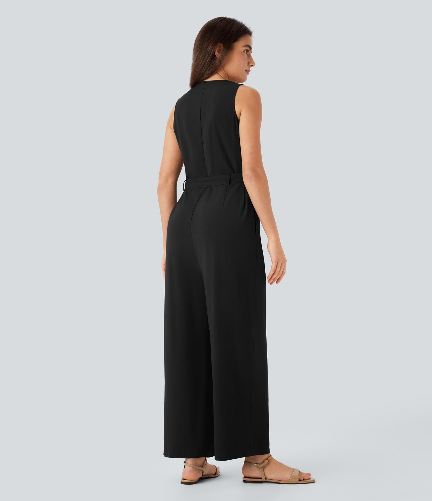 Lässiger, ärmelloser Jumpsuit mit V-Ausschnitt, Knopfleiste, Gürtel und Seitentaschen