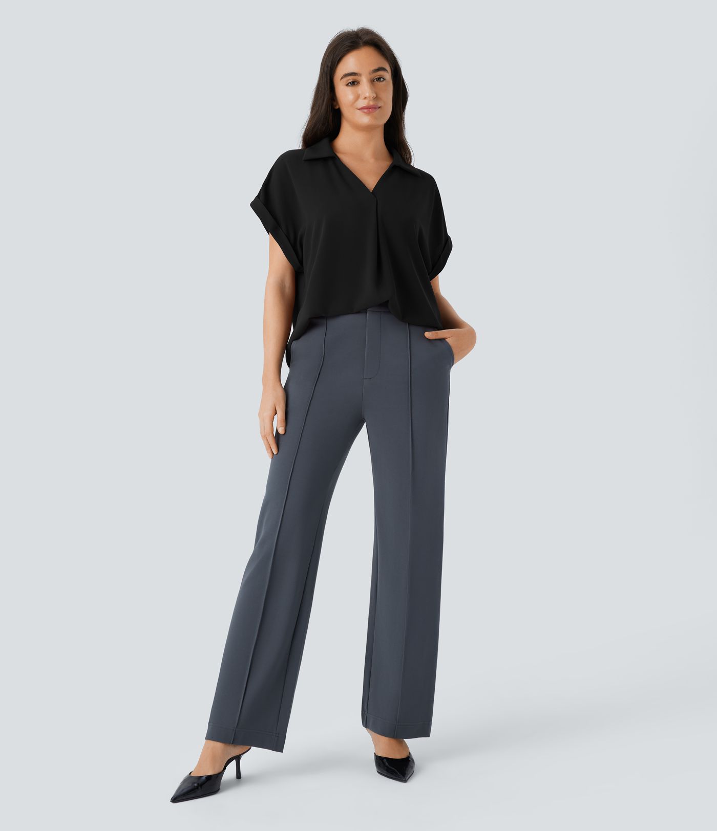 Arbeitshemd mit Kragen, V-Ausschnitt, kurzen Ärmeln und abgerundetem Saum