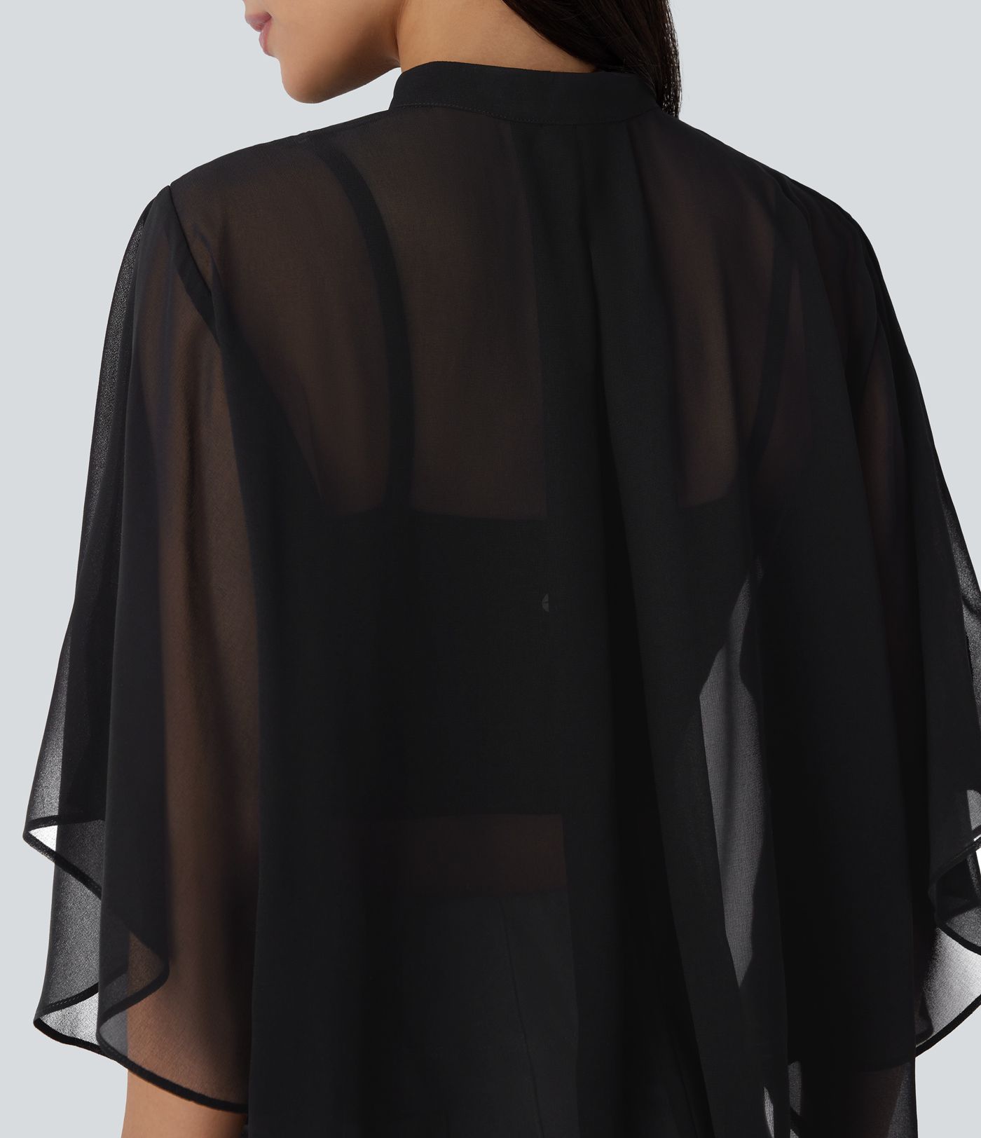 Fließendes, transparentes Arbeitshemd mit Knöpfen