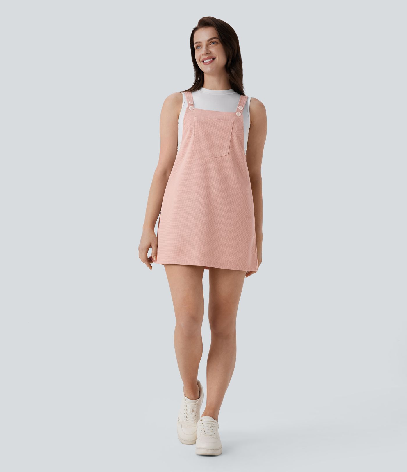 Freizeit-Minikleid aus Waffelstoff mit verstellbaren Trägern, mehreren Taschen und Knöpfen 
