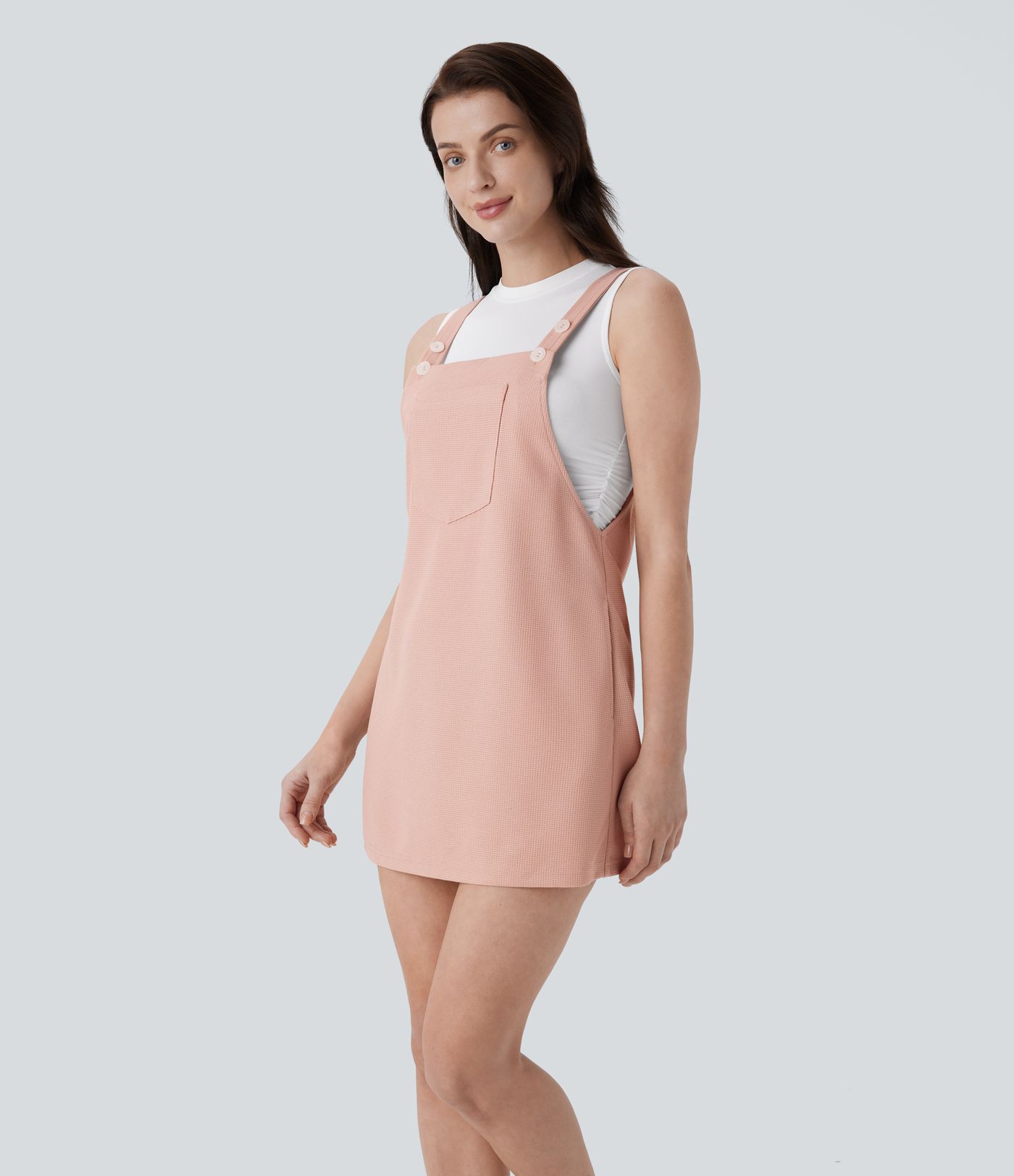 Freizeit-Minikleid aus Waffelstoff mit verstellbaren Trägern, mehreren Taschen und Knöpfen 