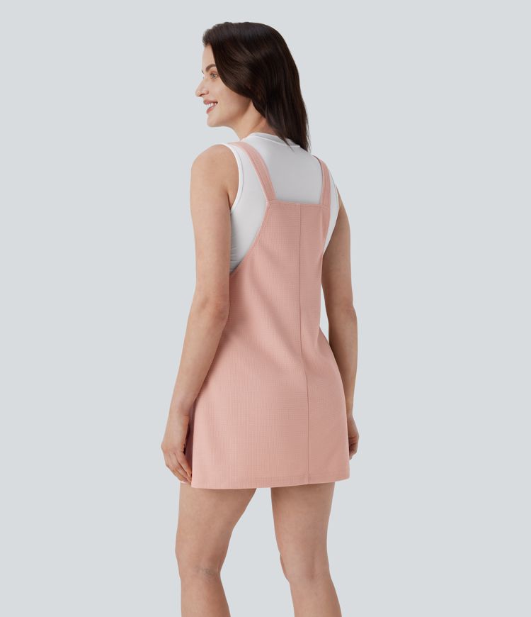 Freizeit-Minikleid aus Waffelstoff mit verstellbaren Trägern, mehreren Taschen und Knöpfen 