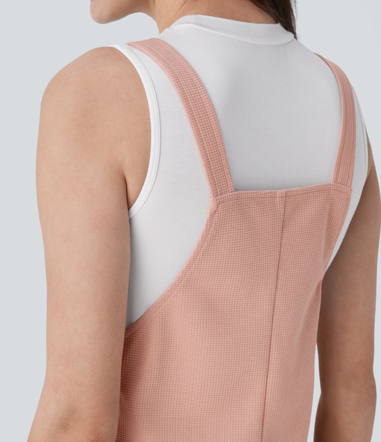 Freizeit-Minikleid aus Waffelstoff mit verstellbaren Trägern, mehreren Taschen und Knöpfen 