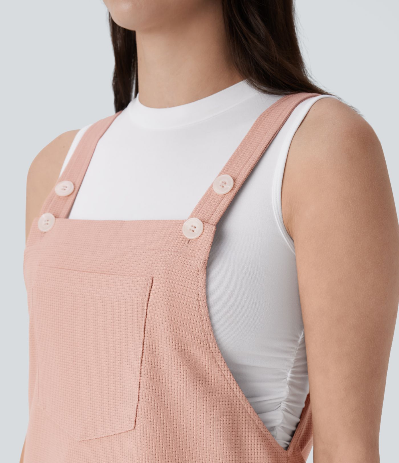 Freizeit-Minikleid aus Waffelstoff mit verstellbaren Trägern, mehreren Taschen und Knöpfen 