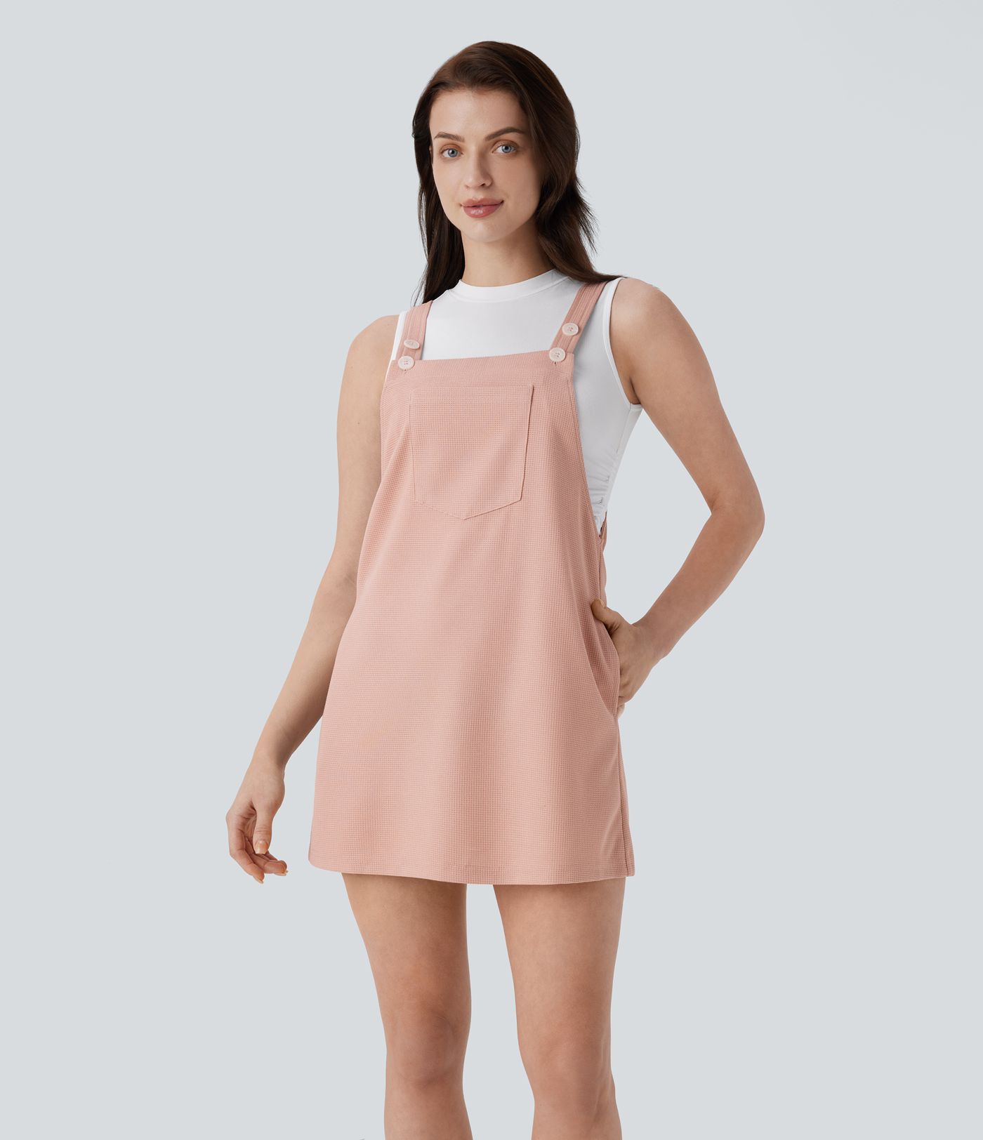 Freizeit-Minikleid aus Waffelstoff mit verstellbaren Trägern, mehreren Taschen und Knöpfen 