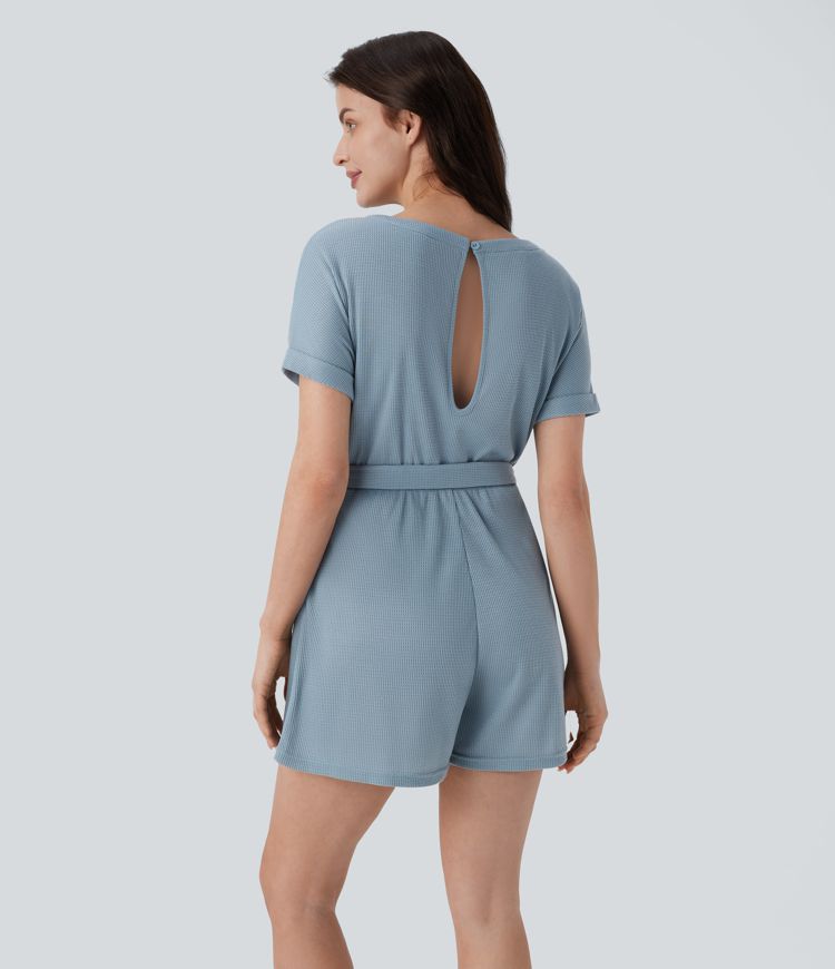 Combi-short décontractée en tissu gaufré à encolure bateau, dos ajouré et ceinture avec poches latérales