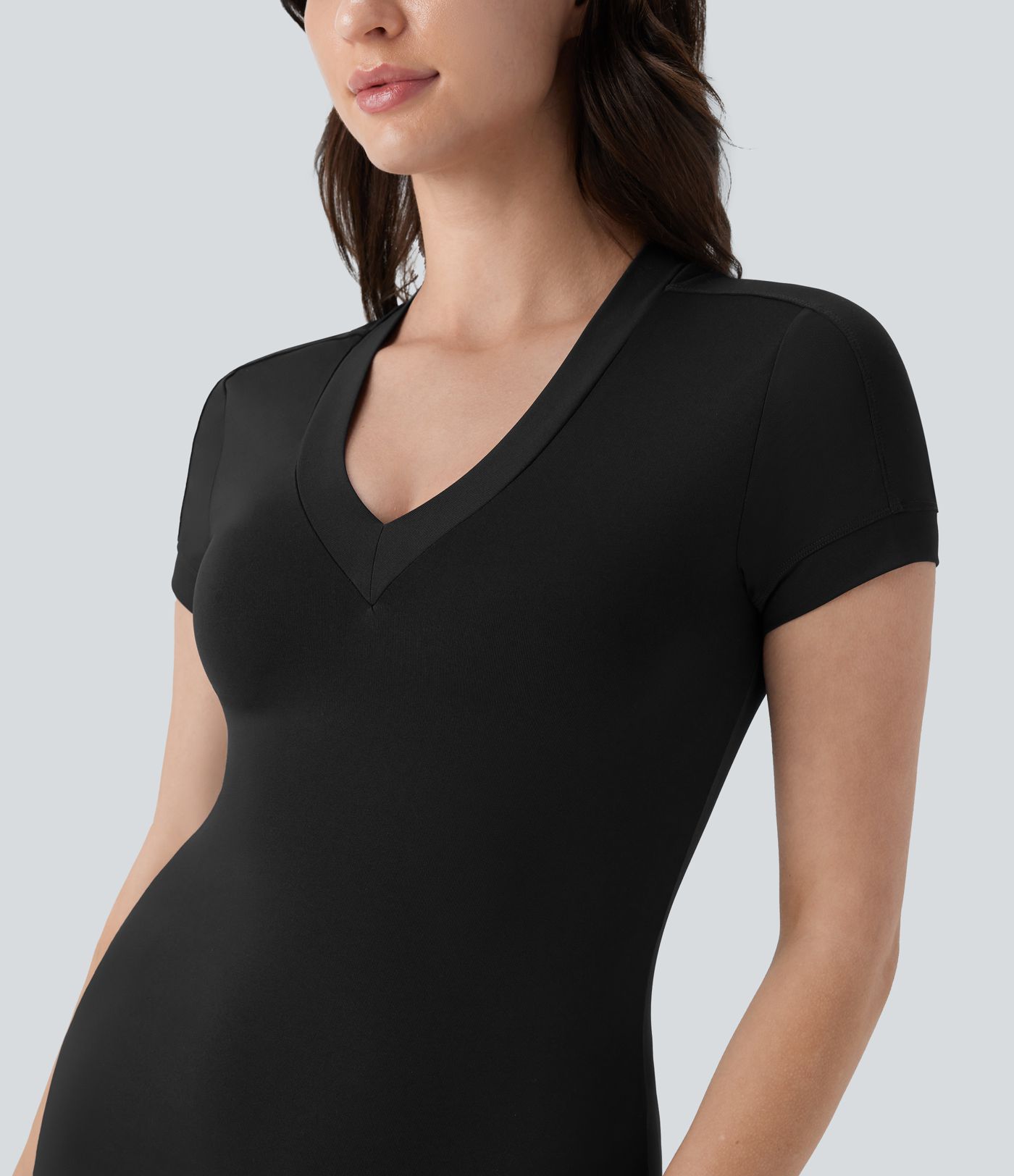 Vestido camisero ajustado cuello V manga corta abertura media