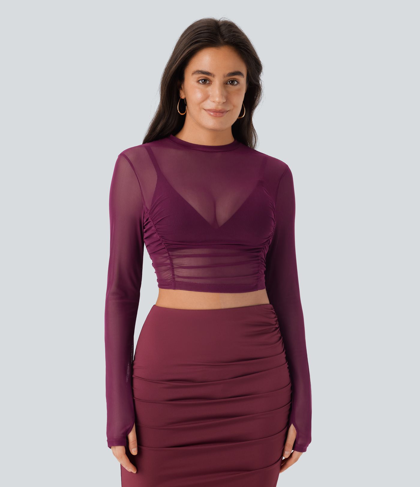 Enges, kurzes Party-Top aus transparentem Mesh mit langen Ärmeln, Rüschen und Daumenloch