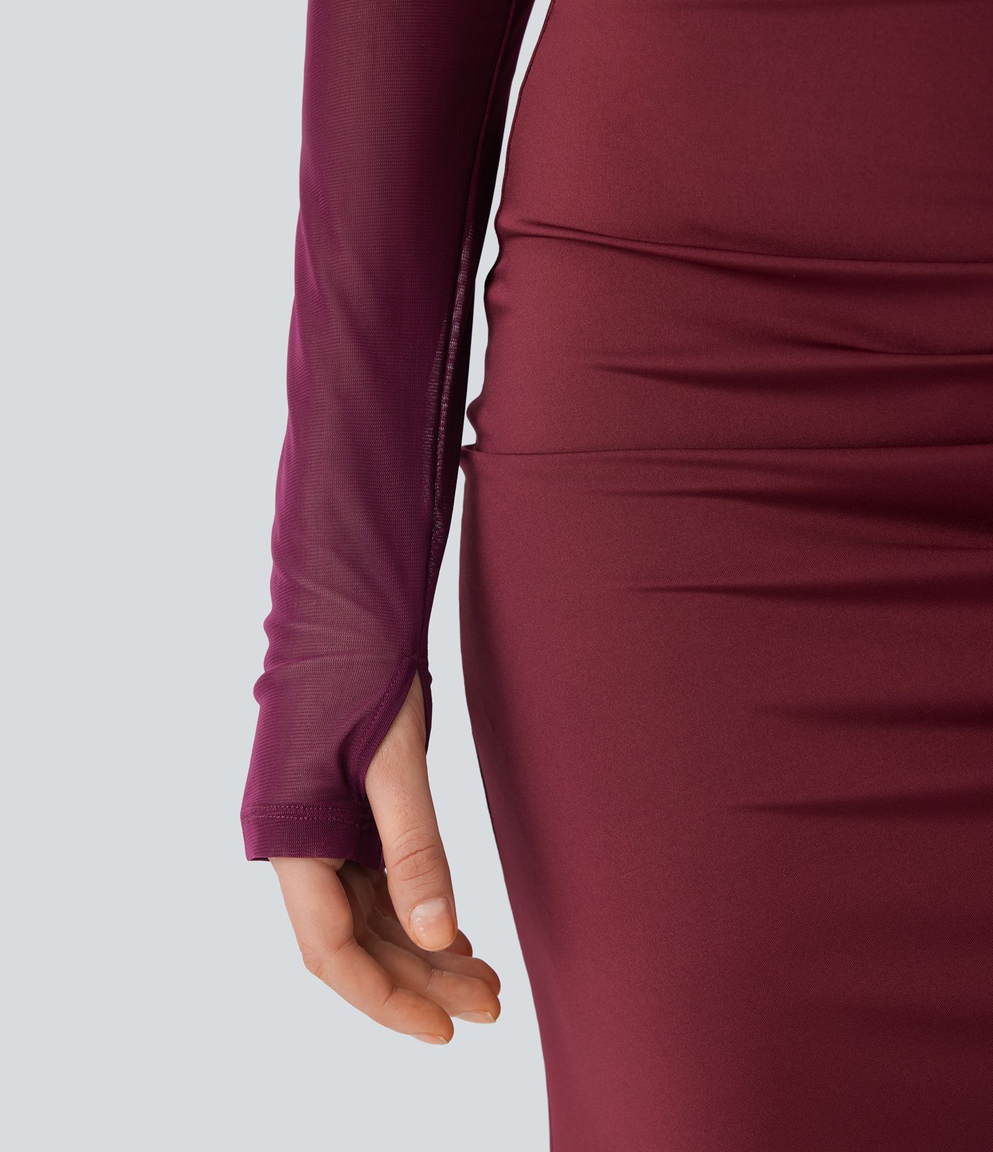 Enges, kurzes Party-Top aus transparentem Mesh mit langen Ärmeln, Rüschen und Daumenloch