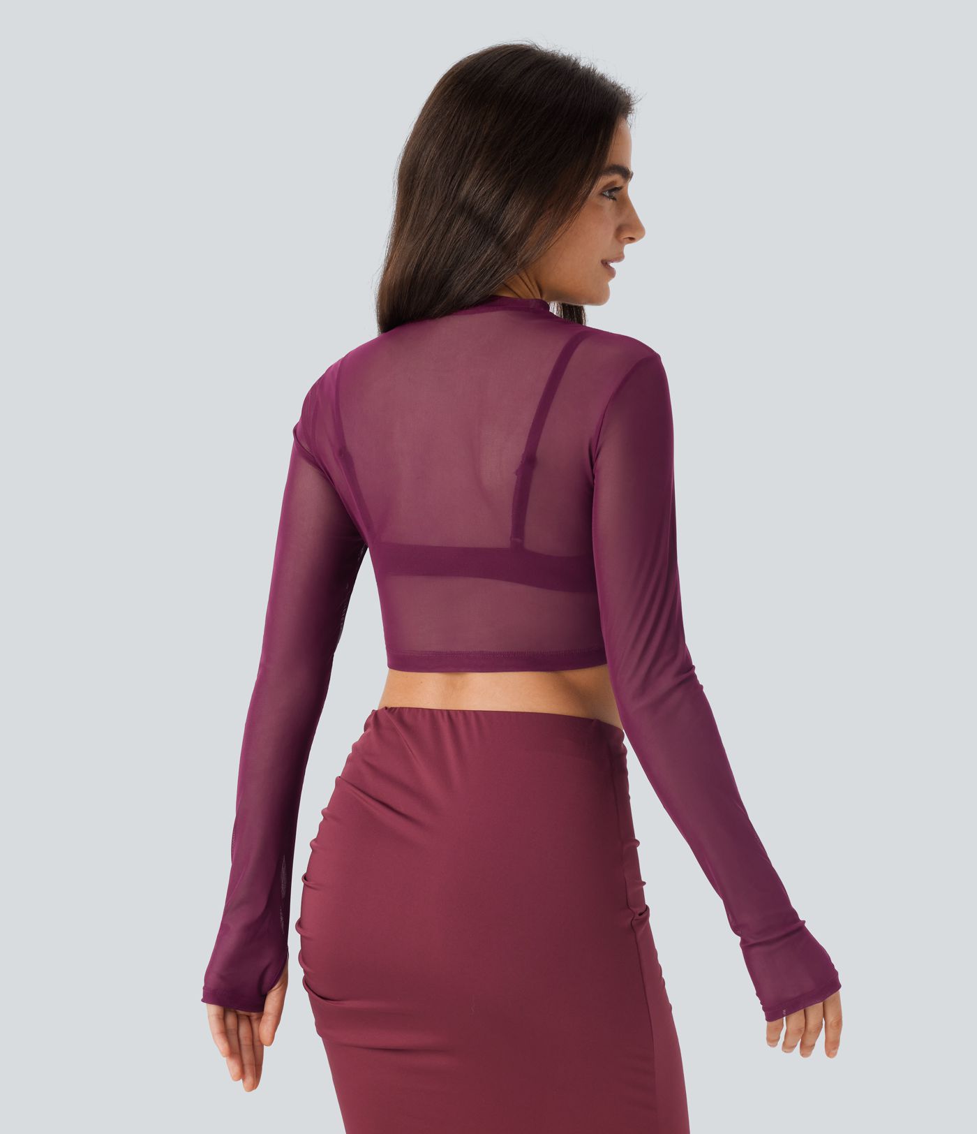 Enges, kurzes Party-Top aus transparentem Mesh mit langen Ärmeln, Rüschen und Daumenloch