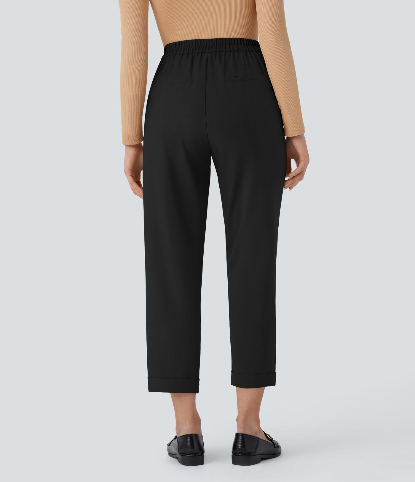 Hoch taillierte, schmal zulaufende Stoffhose mit unsichtbarem Reißverschluss und Seitentasche