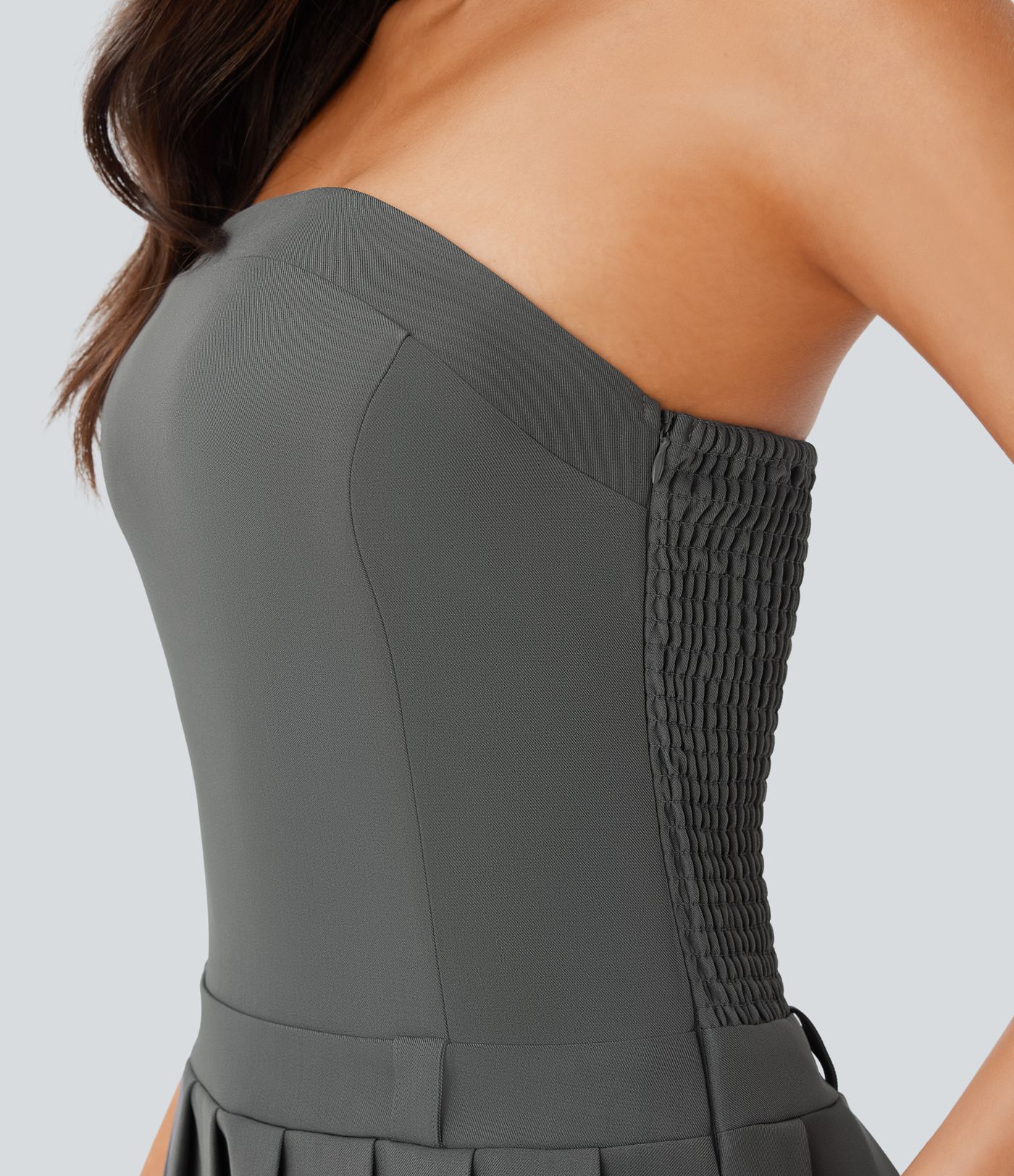 Lässiges, gerafftes Mini-Tube-Kleid mit unsichtbarem Reißverschluss an der Seite und plissiertem Saum