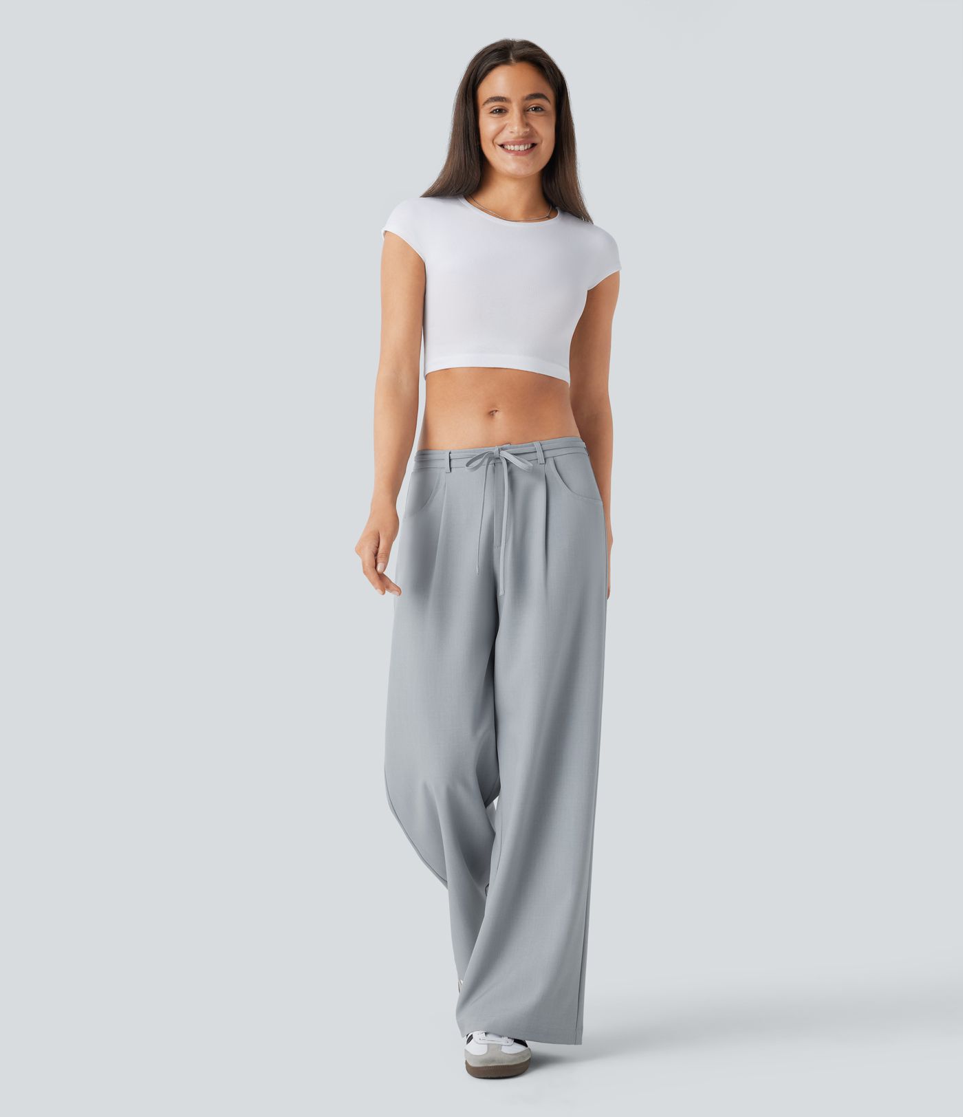 Pantalon tailleur ample à taille basse avec poches latérales et lien à nouer