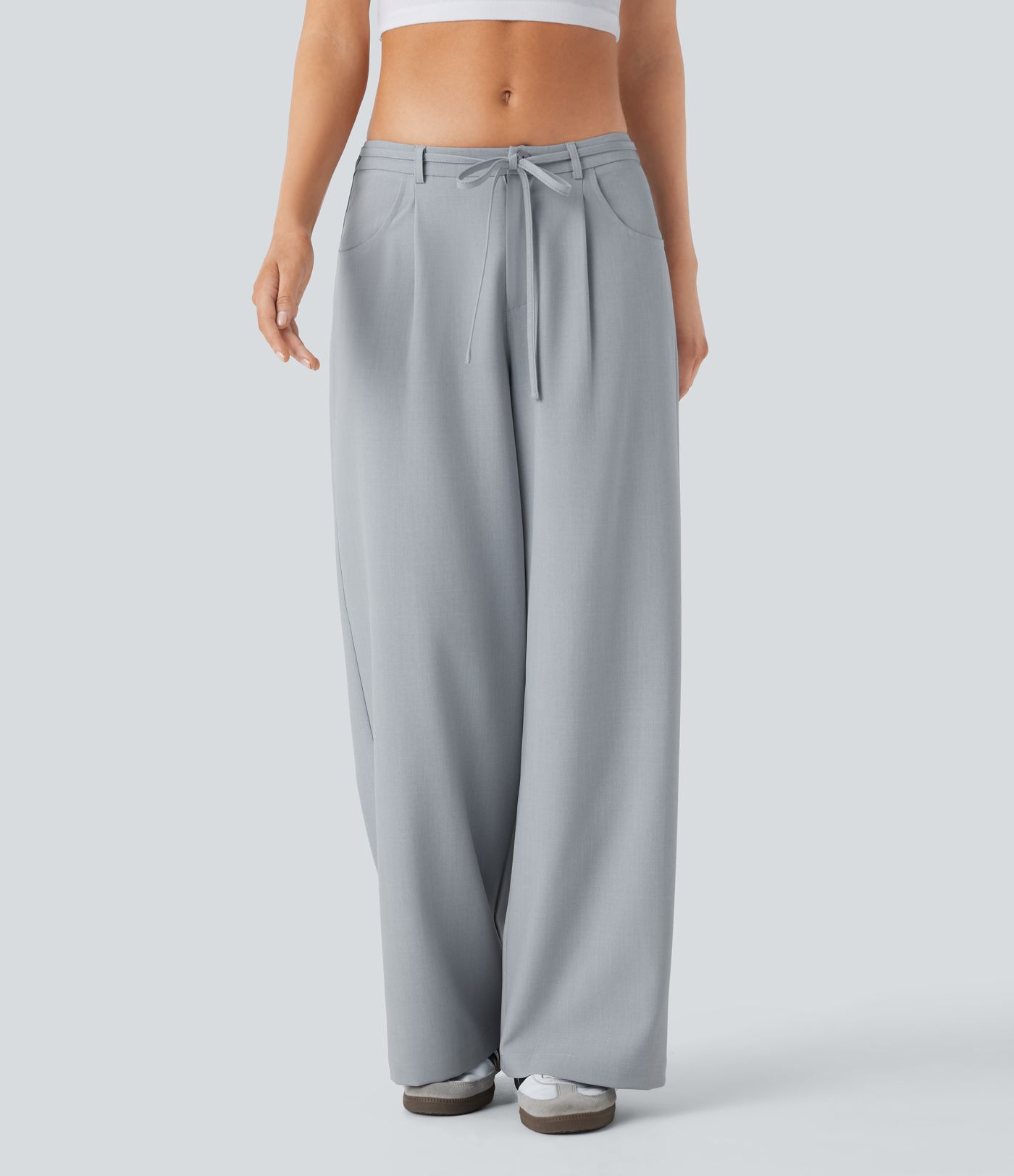 Pantalon tailleur ample à taille basse avec poches latérales et lien à nouer