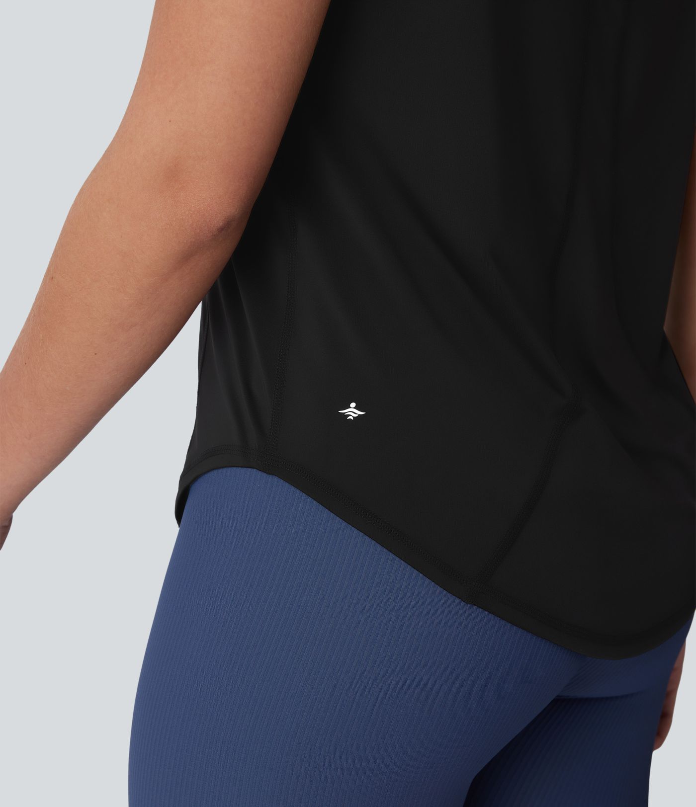 Kurzärmliges Yoga-Sport-Top mit Rundhalsausschnitt, kontrastierendem Netzstoff und abgerundetem Saum