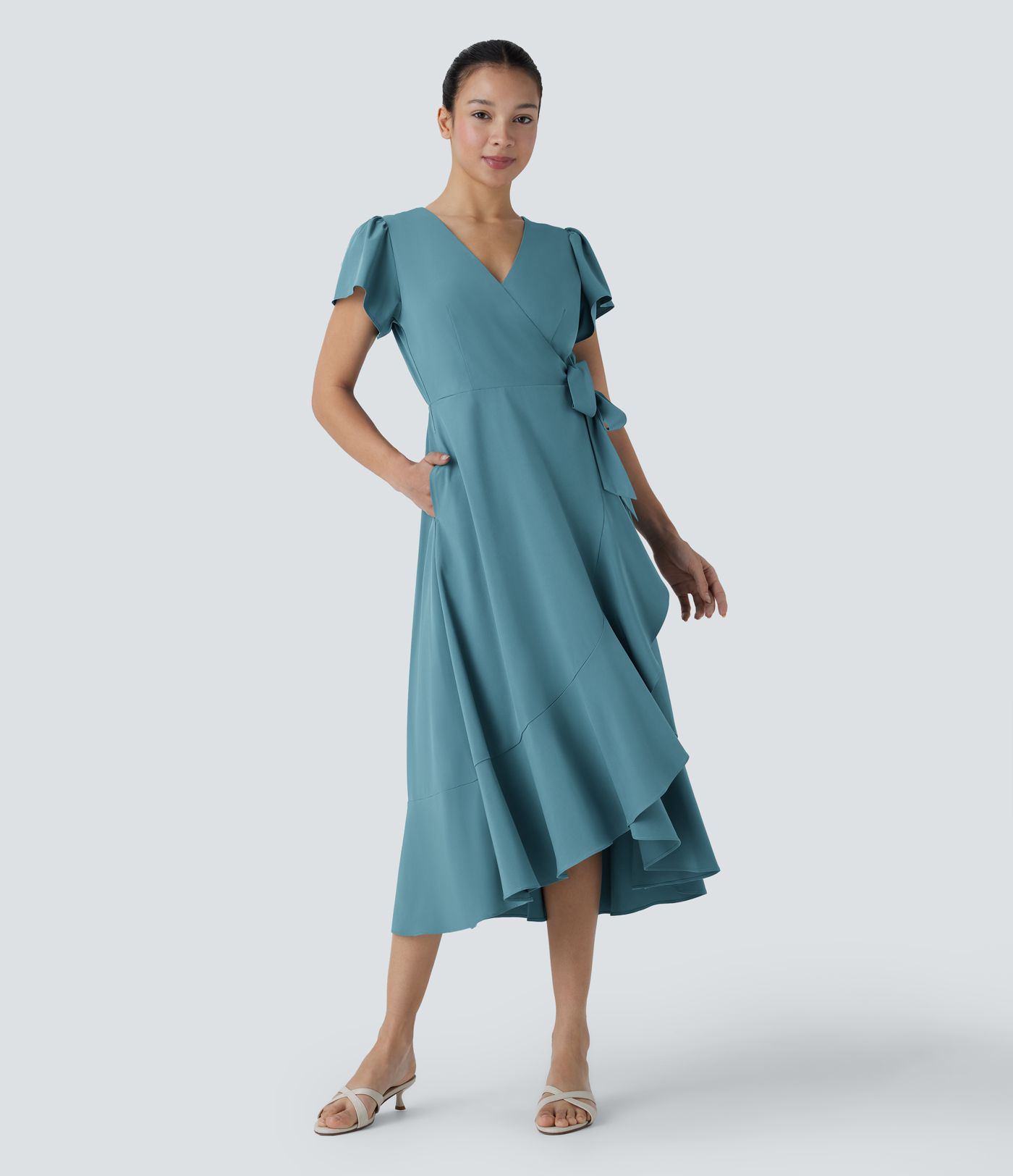 Breezeful™ - Fließendes Freizeit-Midikleid mit V-ausschnitt, Seitentaschen, kurzen Ärmeln, Bindeband, Wickeldesign und Rüschen - schnelltrocknend