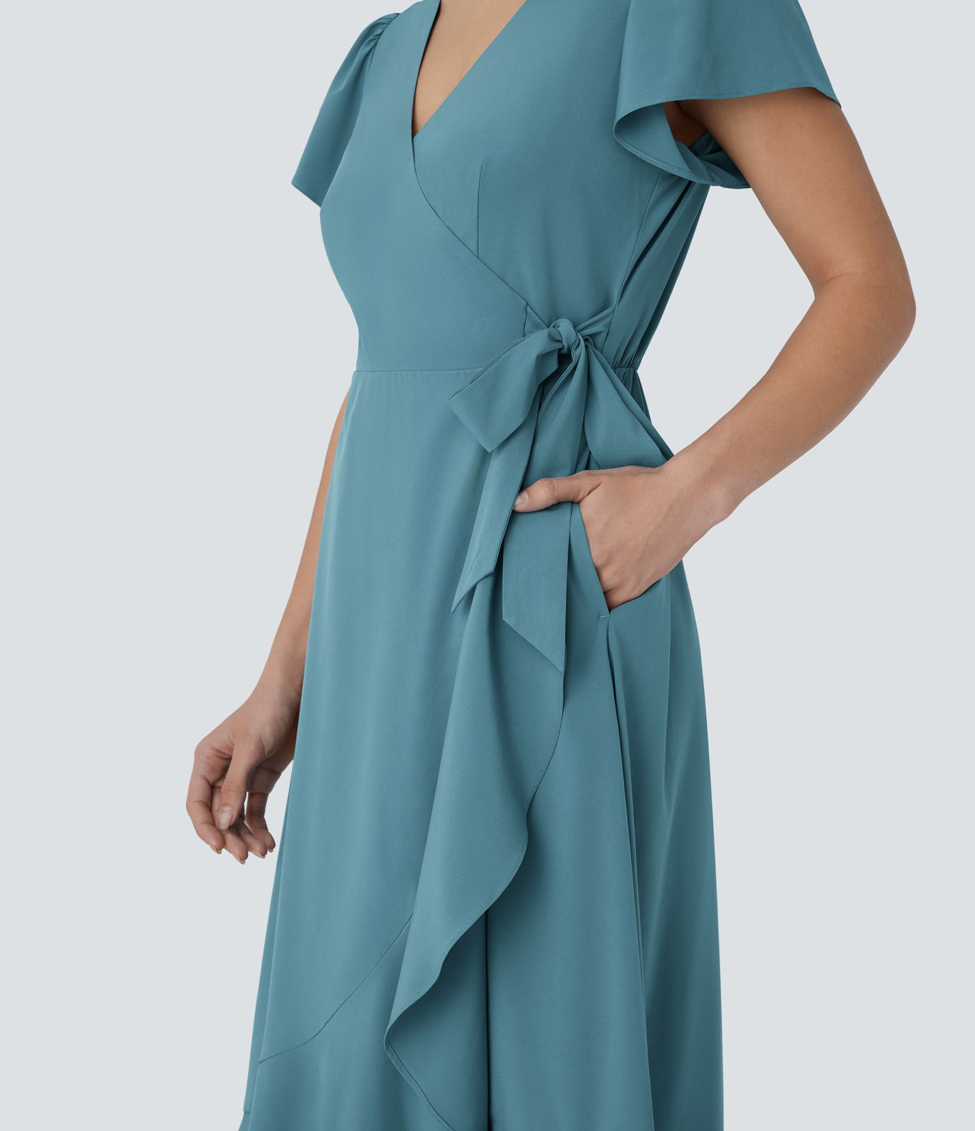 Breezeful™ - Fließendes Freizeit-Midikleid mit V-ausschnitt, Seitentaschen, kurzen Ärmeln, Bindeband, Wickeldesign und Rüschen - schnelltrocknend