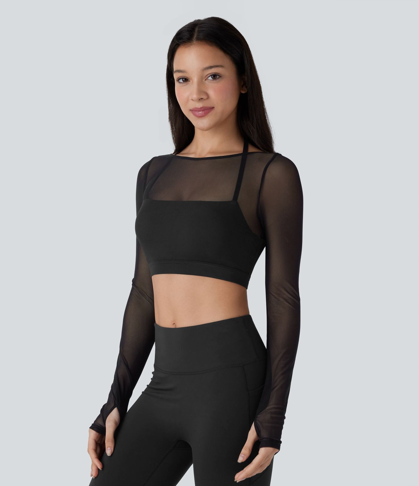 Kurzes, rückenfreies 2-in-1 Yoga-Sport-Top mit Neckholder, Daumenloch, langen Ärmeln und kontrastierendem Netzstoff