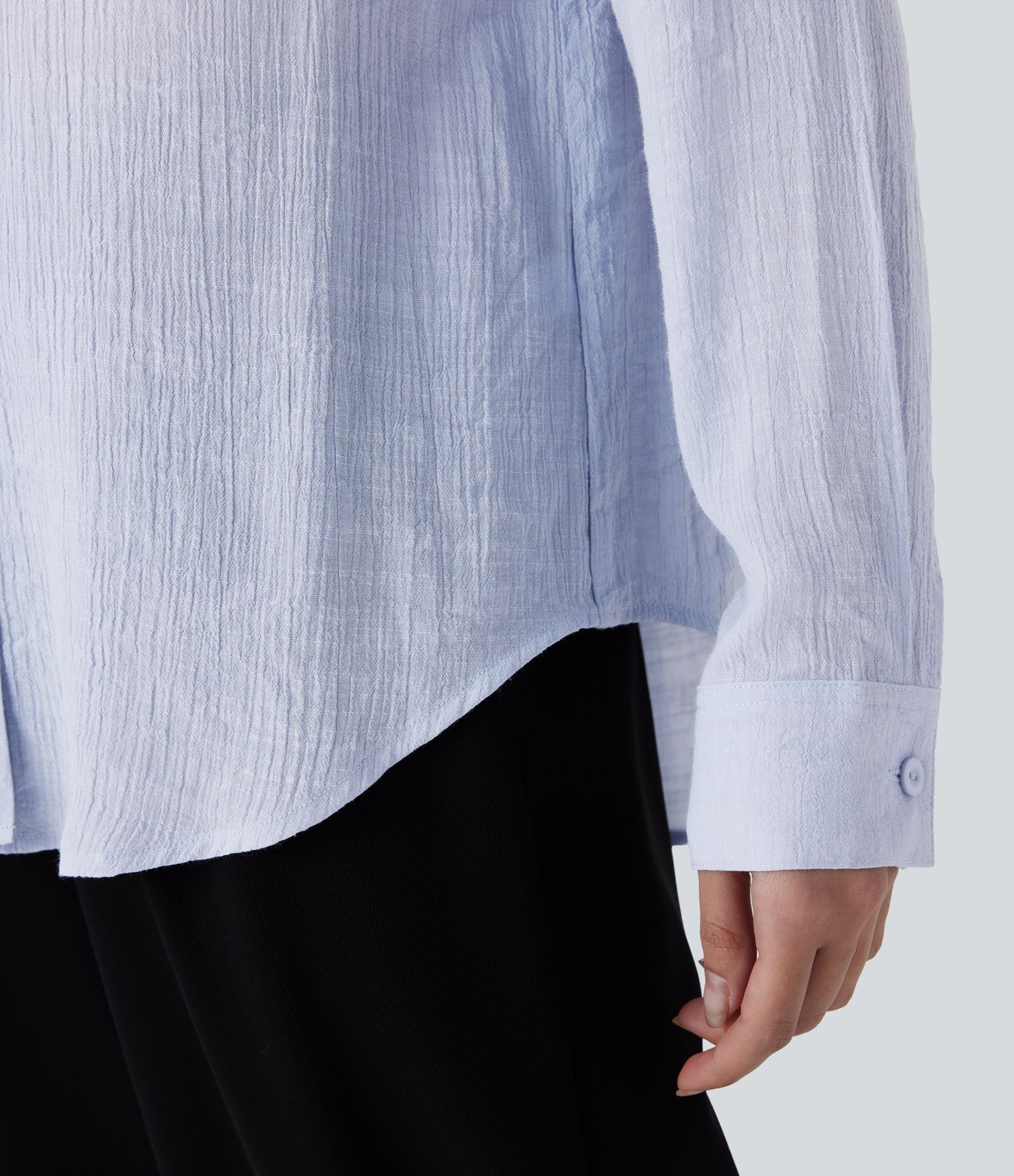 Arbeitshemd mit Kragen, Knöpfen, langen Ärmeln und abgerundetem Saum