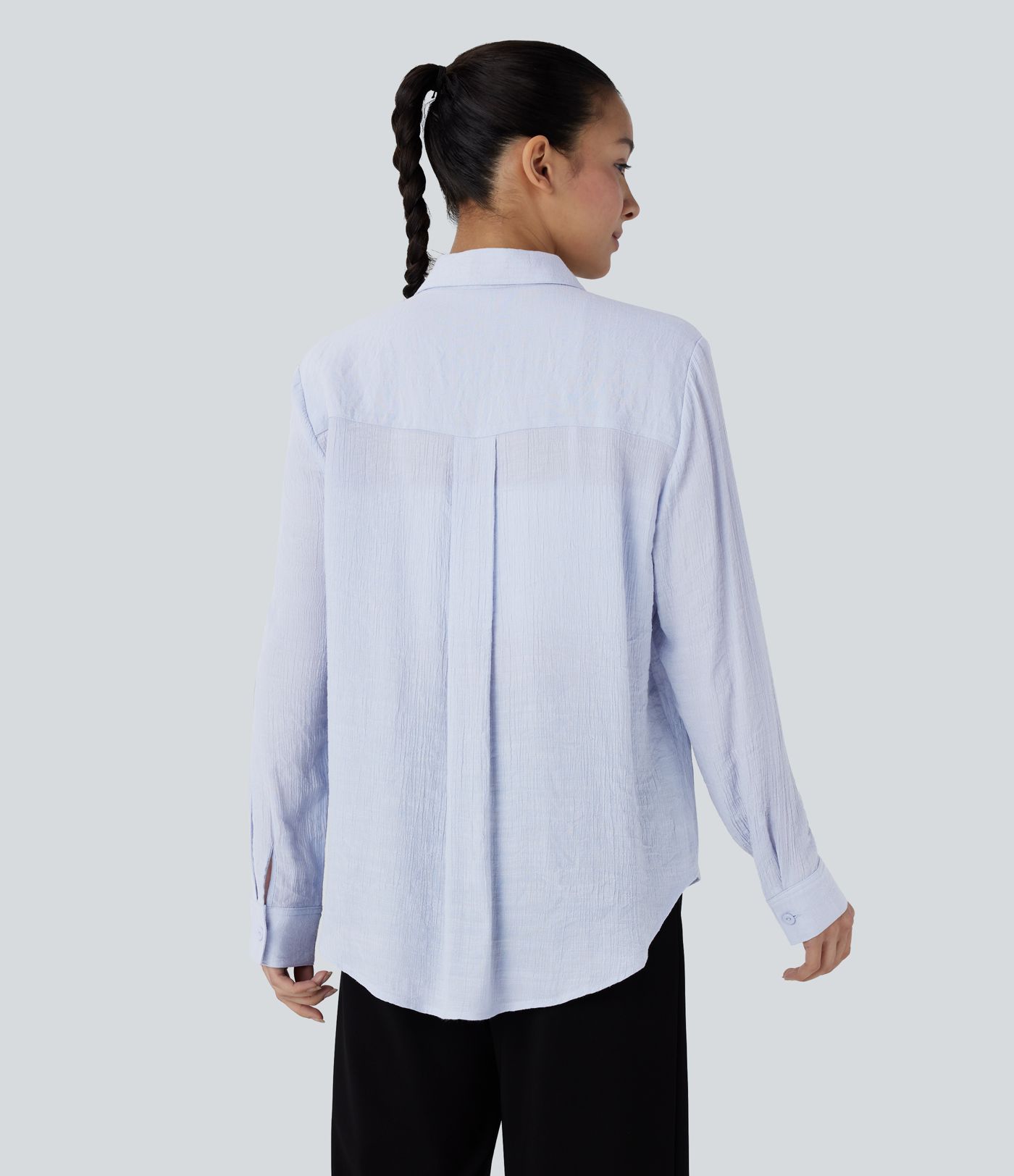 Arbeitshemd mit Kragen, Knöpfen, langen Ärmeln und abgerundetem Saum