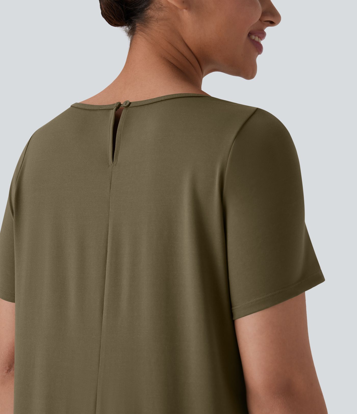 Lässiger Jumpsuit mit U-Ausschnitt, Seitentaschen, Knopfleiste und weitem Bein