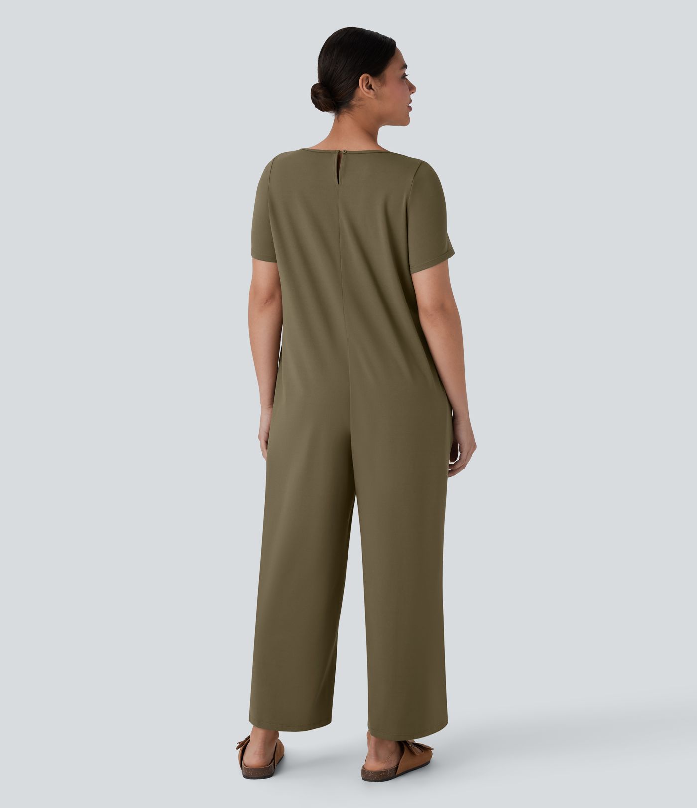 Lässiger Jumpsuit mit U-Ausschnitt, Seitentaschen, Knopfleiste und weitem Bein