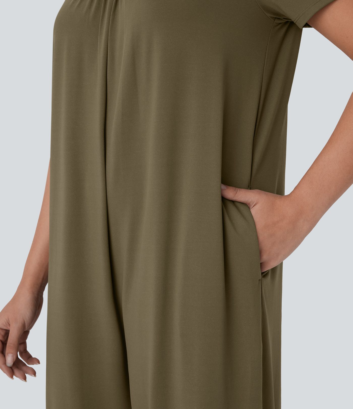 Lässiger Jumpsuit mit U-Ausschnitt, Seitentaschen, Knopfleiste und weitem Bein