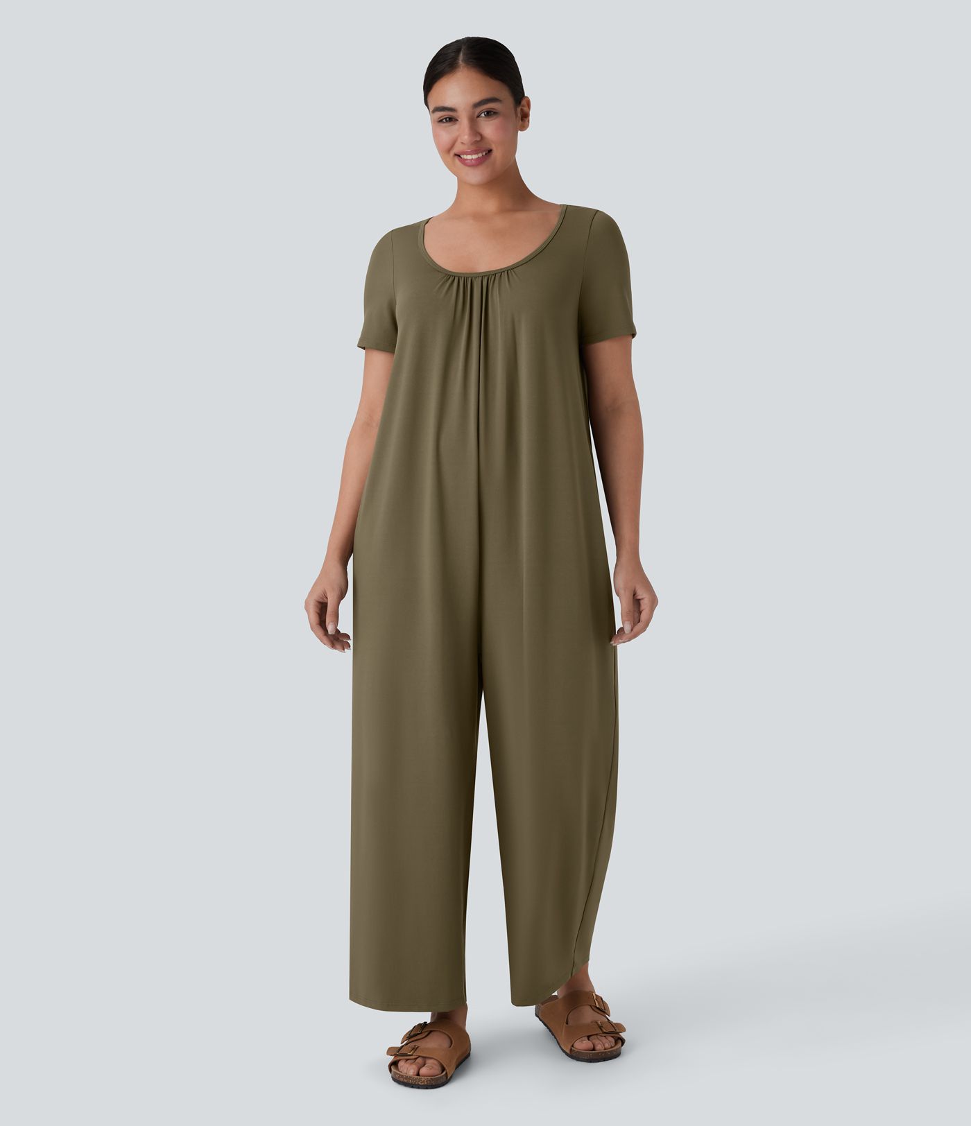 Lässiger Jumpsuit mit U-Ausschnitt, Seitentaschen, Knopfleiste und weitem Bein