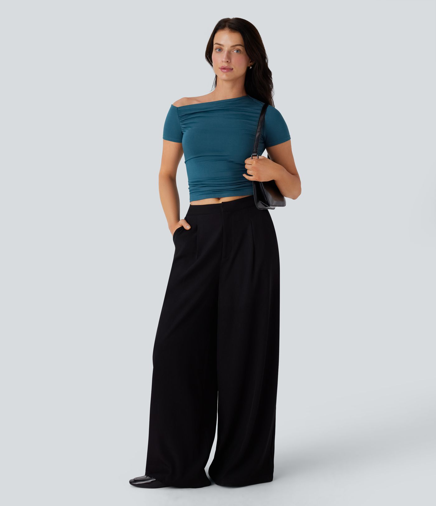 Kurzärmliges, gerafftes Arbeitsoberteil mit Off-Shoulder-Design