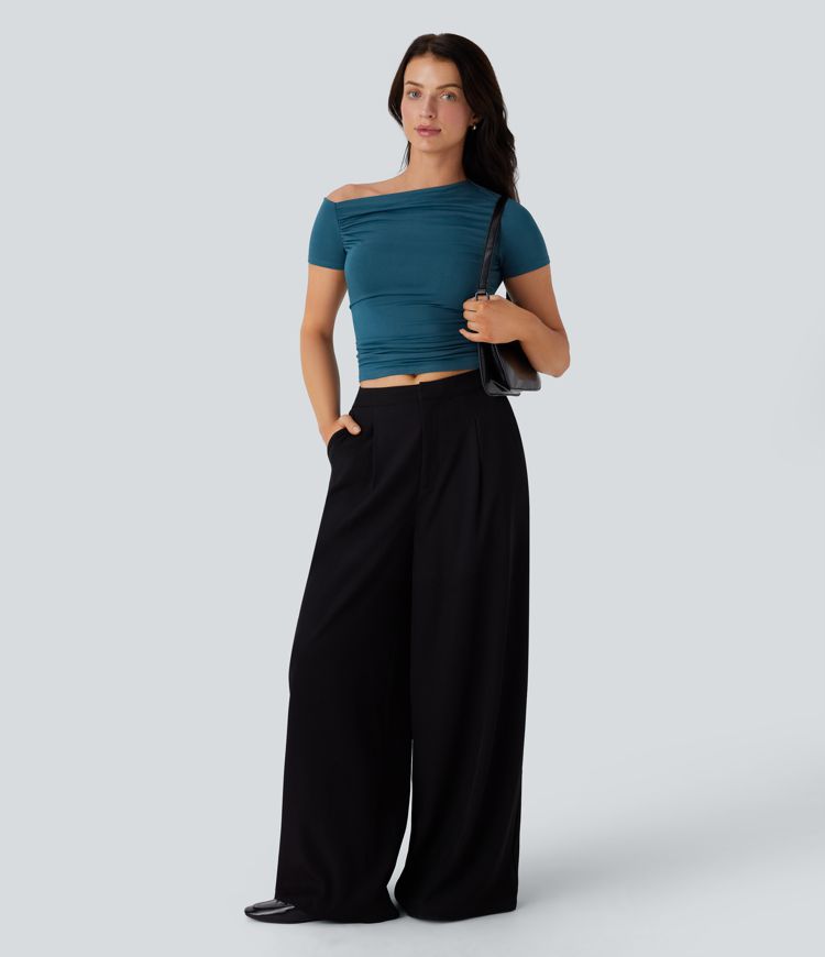 Kurzärmliges, gerafftes Arbeitsoberteil mit Off-Shoulder-Design